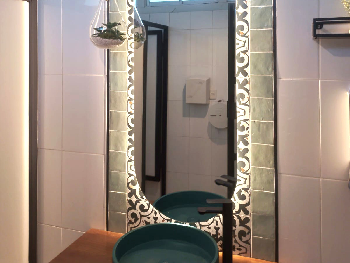 Detalle de vanitorio, espejo y revestimiento de baño